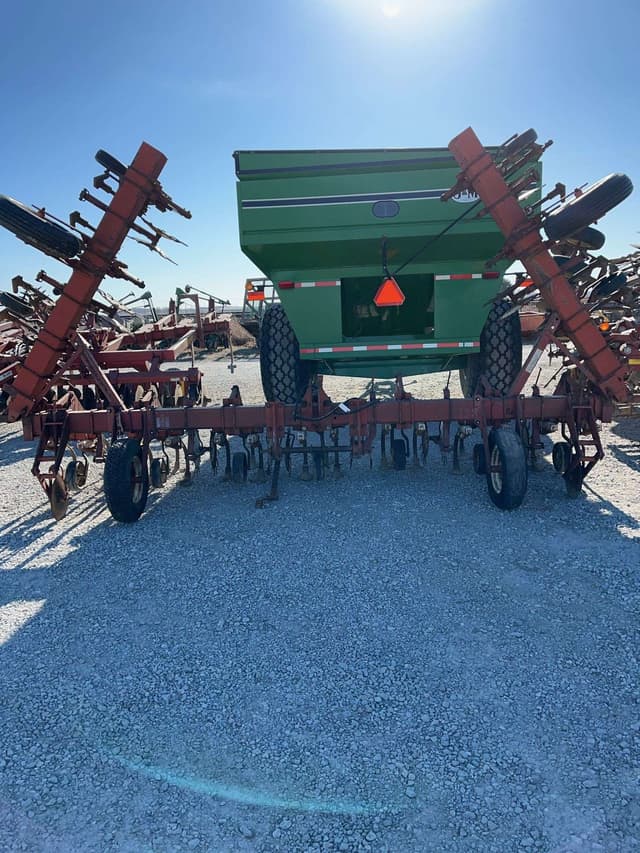 Image of International Harvester 133 equipment image 1