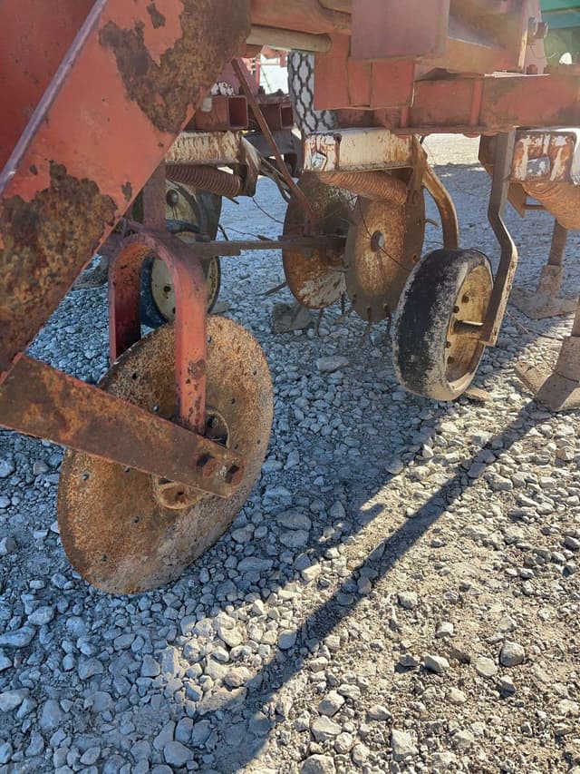 Image of International Harvester 133 equipment image 3
