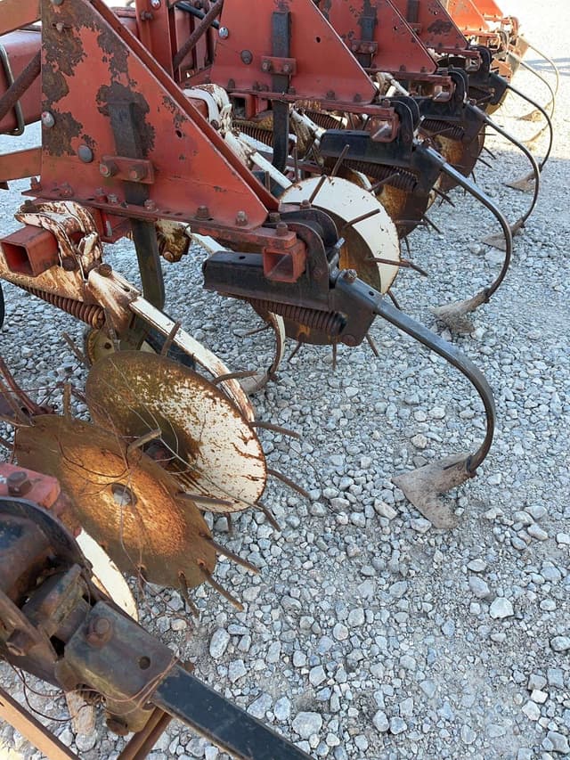 Image of International Harvester 133 equipment image 4