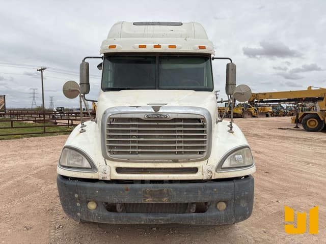 Image of Freightliner Columbia equipment image 1