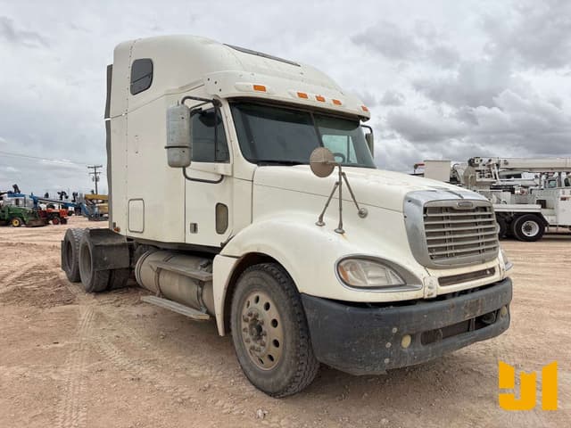 Image of Freightliner Columbia equipment image 2