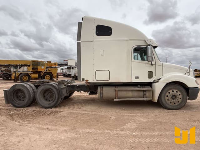 Image of Freightliner Columbia equipment image 3
