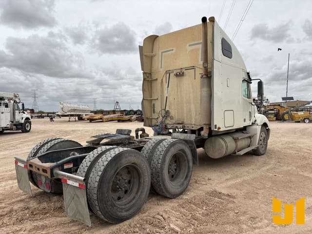 Image of Freightliner Columbia equipment image 4