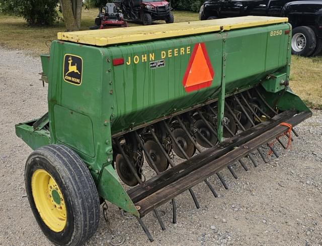 Image of John Deere 8250 equipment image 3