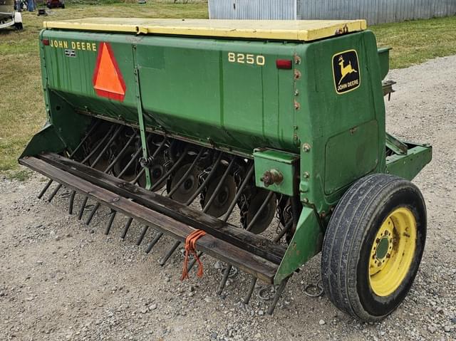 Image of John Deere 8250 equipment image 2