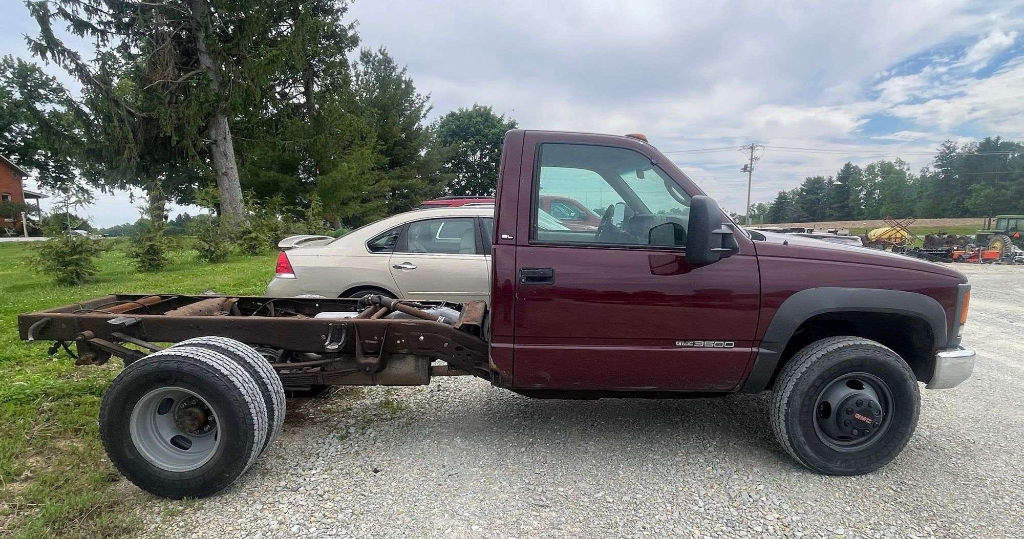 2000 GMC 3500 Equipment Image0