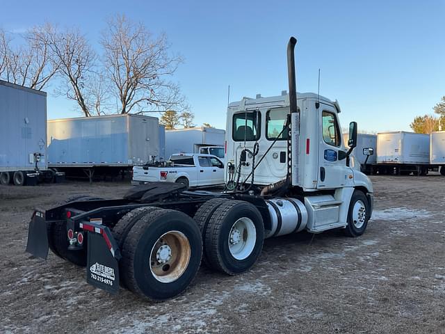 Image of Freightliner Cascadia equipment image 4