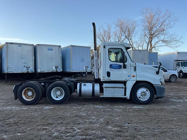 Image of Freightliner Cascadia equipment image 3