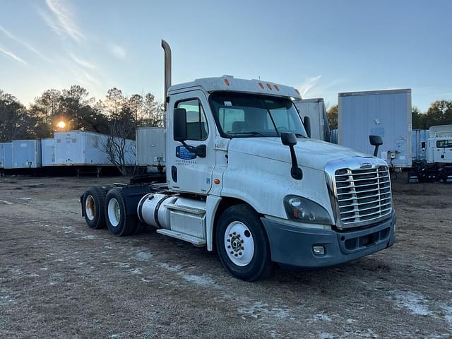 Image of Freightliner Cascadia equipment image 2