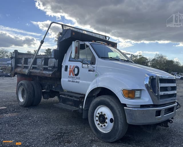 Image of Ford F-750 equipment image 2