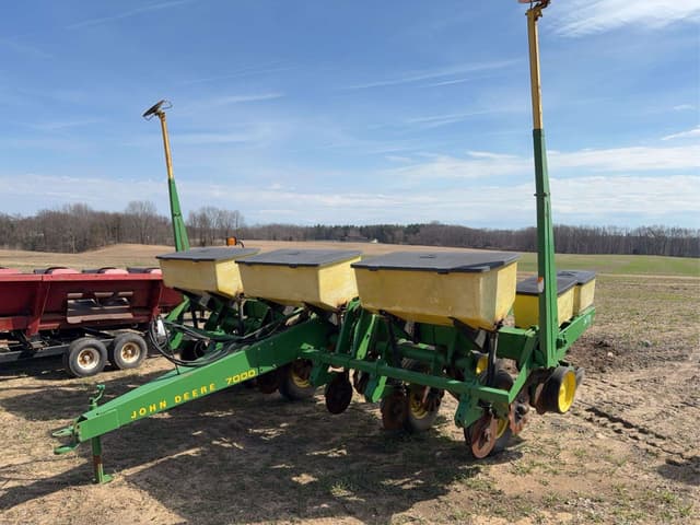 Image of John Deere 7000 equipment image 1