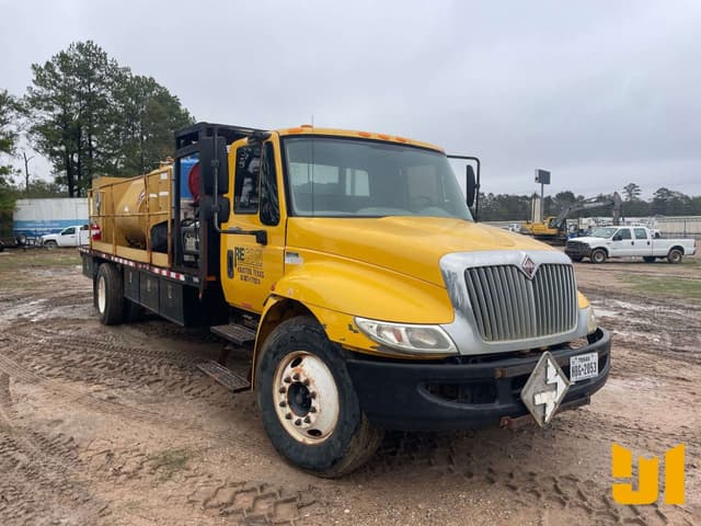 Image of International 4300 SBA equipment image 2