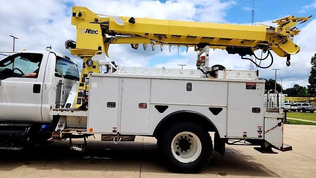 Image of Ford F-750 equipment image 3