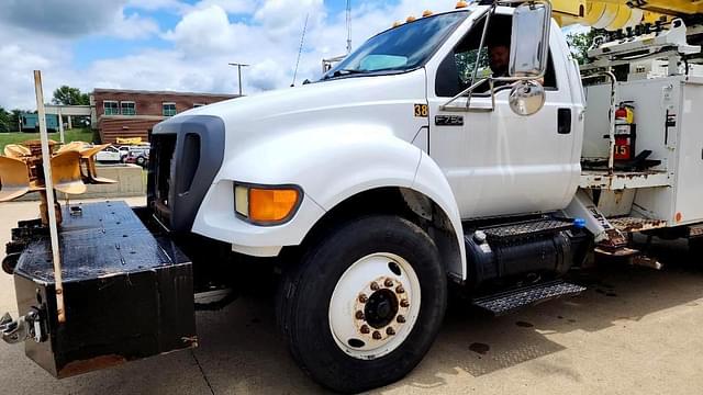 Image of Ford F-750 equipment image 2