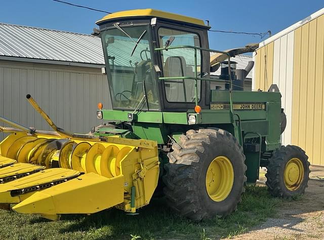 Image of John Deere 5820 equipment image 1