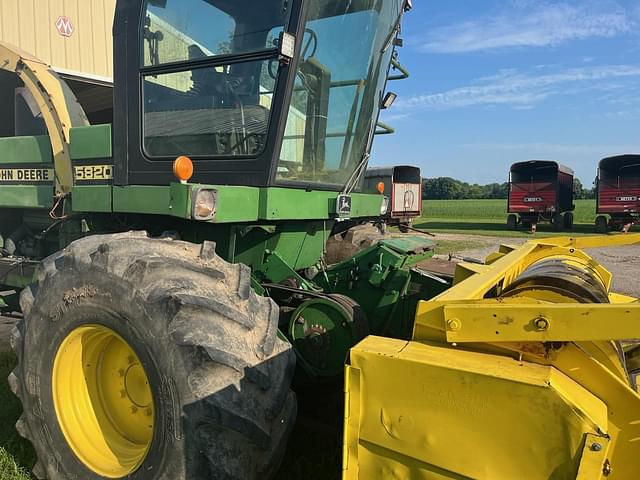 Image of John Deere 5820 equipment image 4
