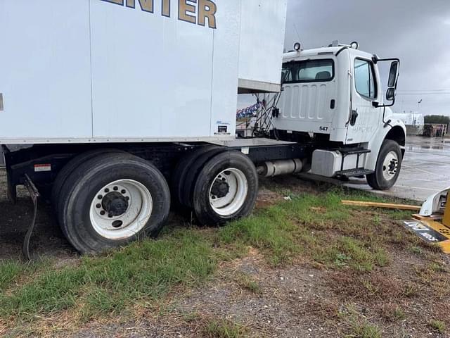 Image of Freightliner M2 106 equipment image 3