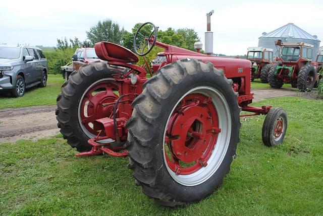 Image of Farmall 300 equipment image 4