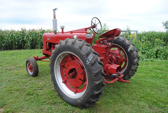 Image of Farmall 300 equipment image 2