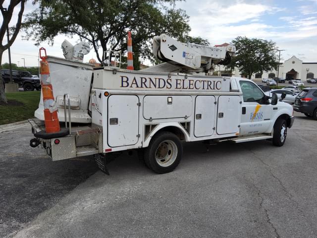 Image of Ford F-550 equipment image 4