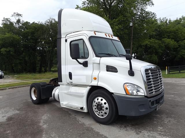 Image of Freightliner Cascadia equipment image 2