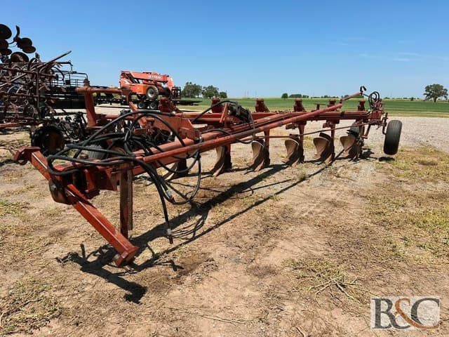 Image of International Harvester 720 equipment image 1