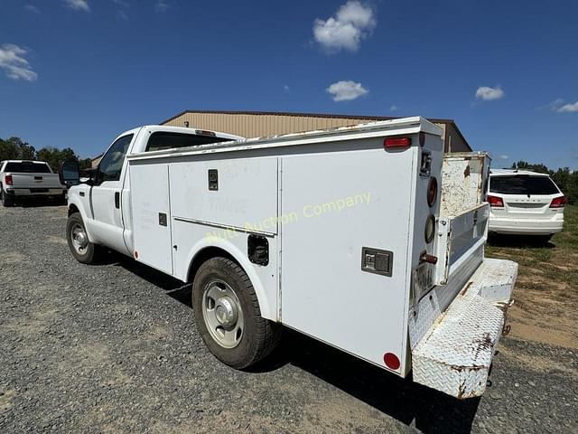 Image of Ford F-350 equipment image 2