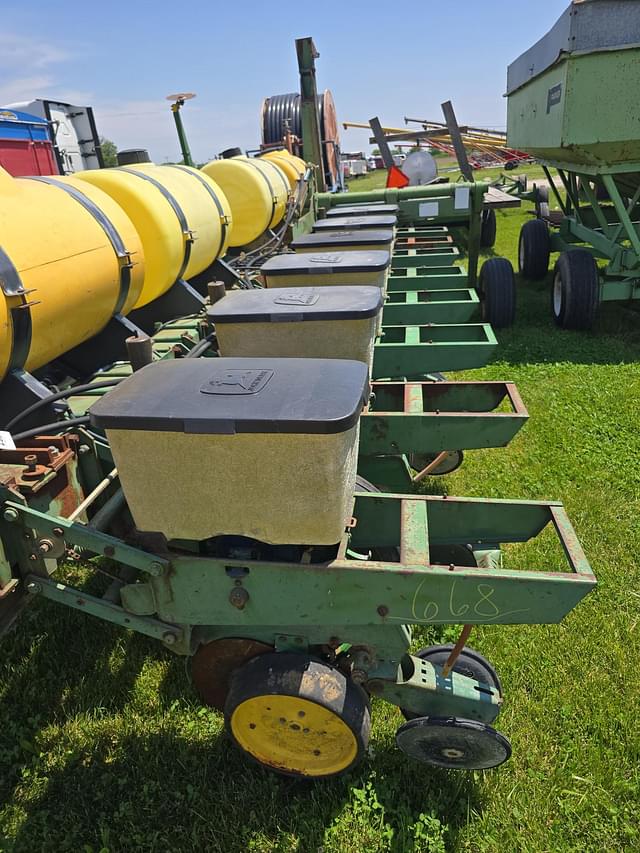 Image of John Deere 7000 equipment image 3