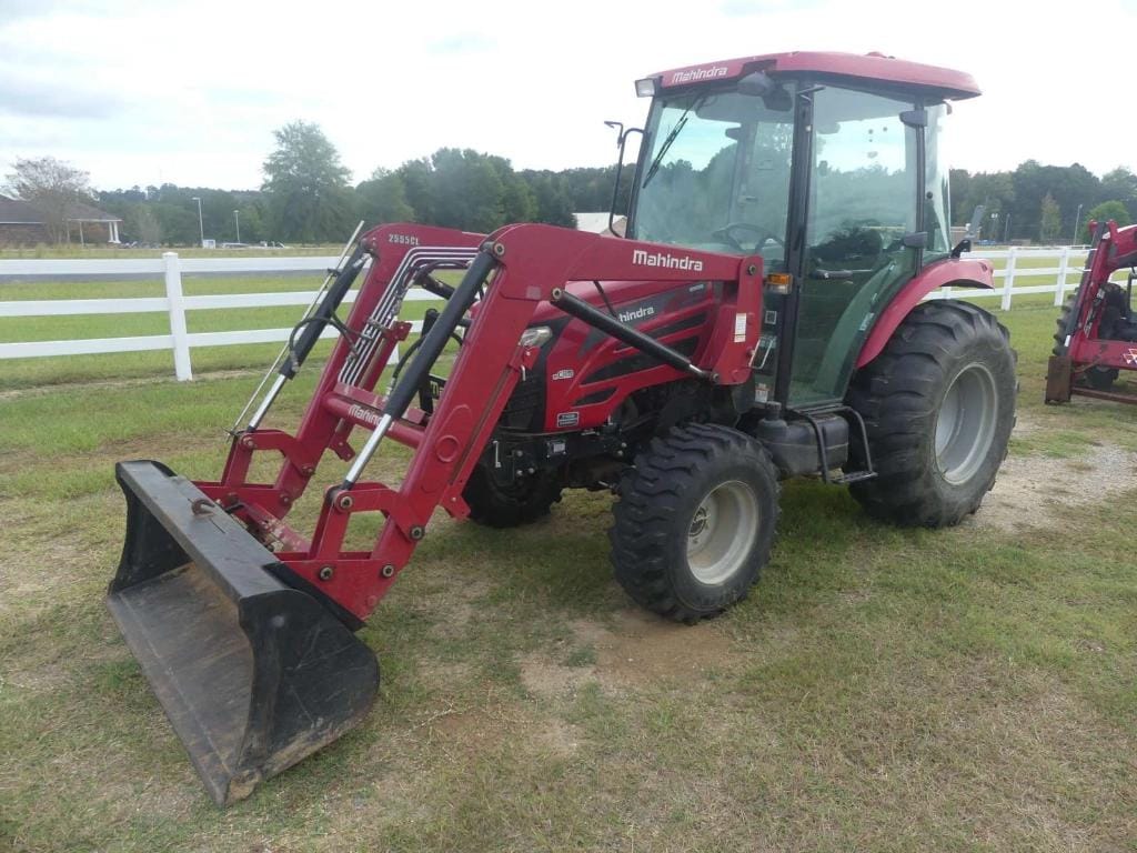 2018 Mahindra 2555 Equipment Image0