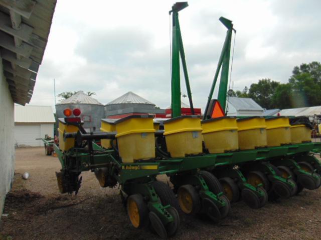Image of John Deere 7200 equipment image 3