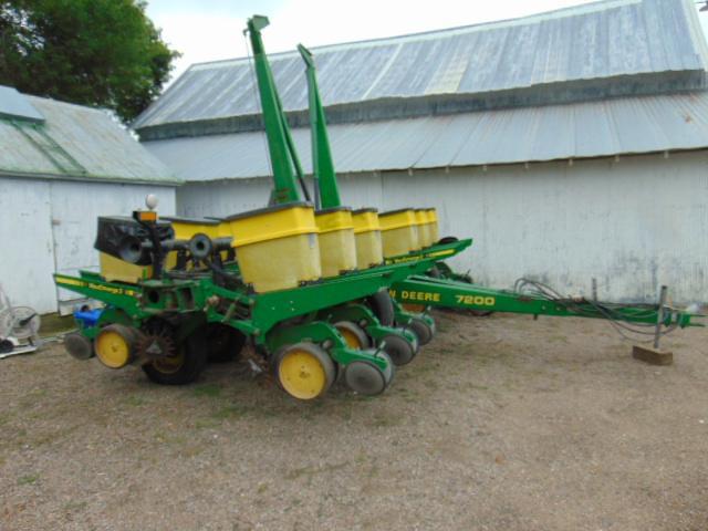 Image of John Deere 7200 equipment image 1