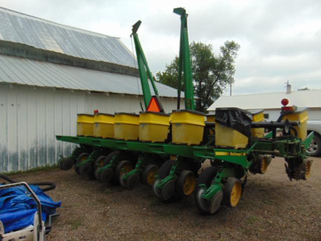 Image of John Deere 7200 equipment image 2