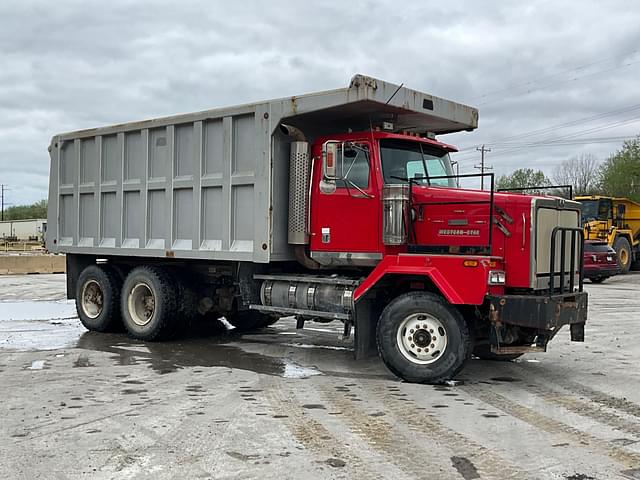 Image of Western Star 4900 SA equipment image 2