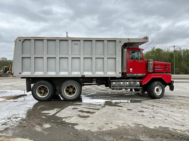 Image of Western Star 4900 SA equipment image 3