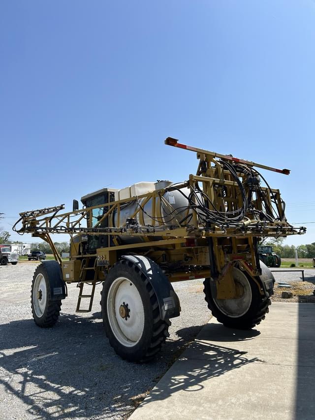Image of Ag-Chem RoGator 1064 equipment image 3