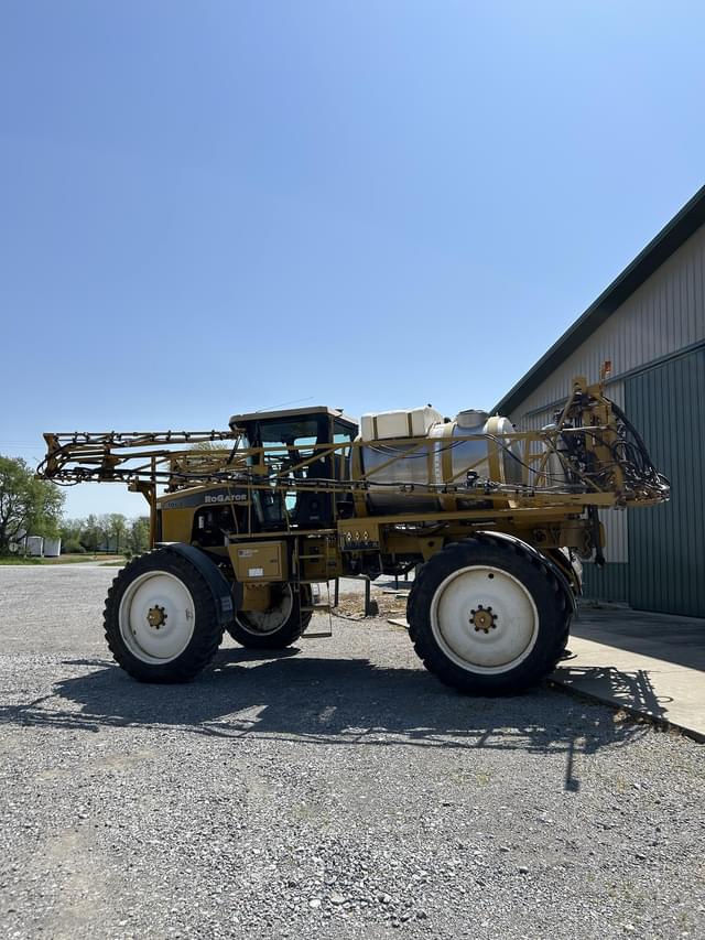 Image of Ag-Chem RoGator 1064 equipment image 2