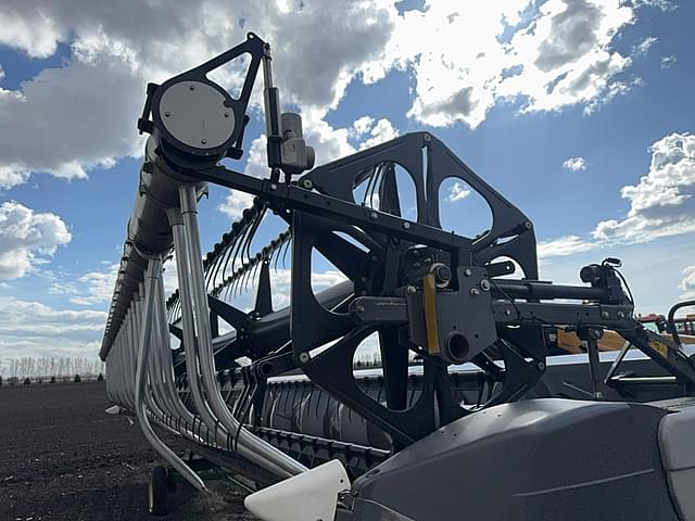Image of Gleaner 8200 equipment image 2