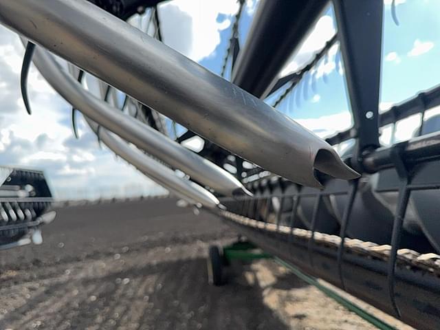 Image of Gleaner 8200 equipment image 4