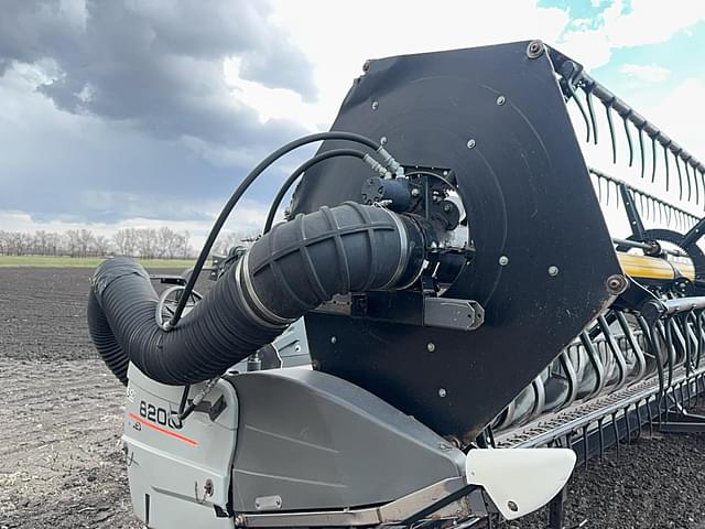 Image of Gleaner 8200 equipment image 1