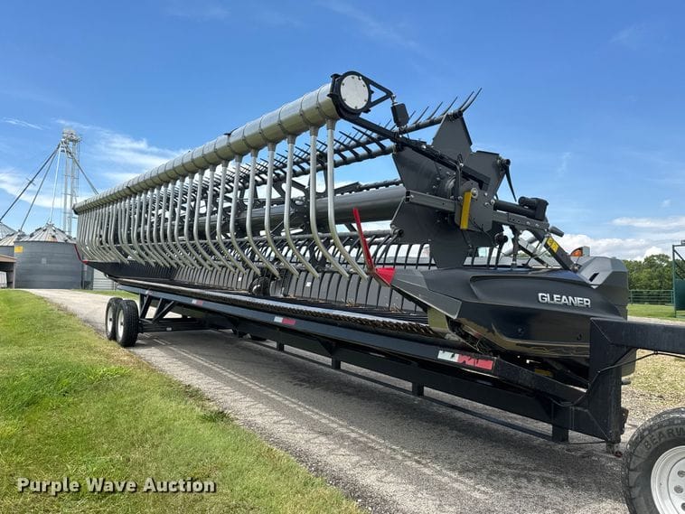 Gleaner 9335 Equipment Image0