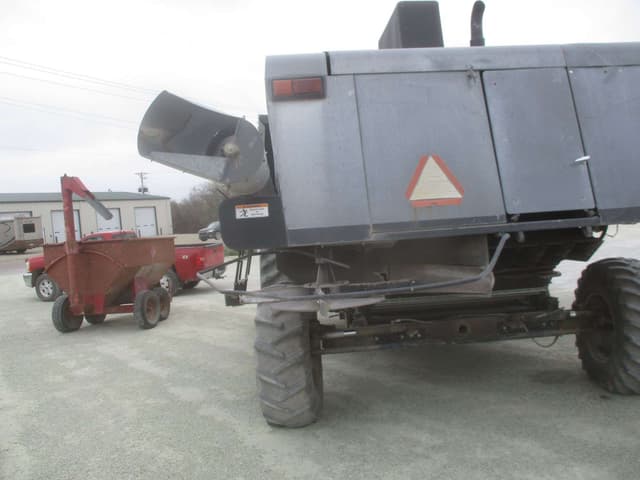 Image of Gleaner R62 equipment image 4