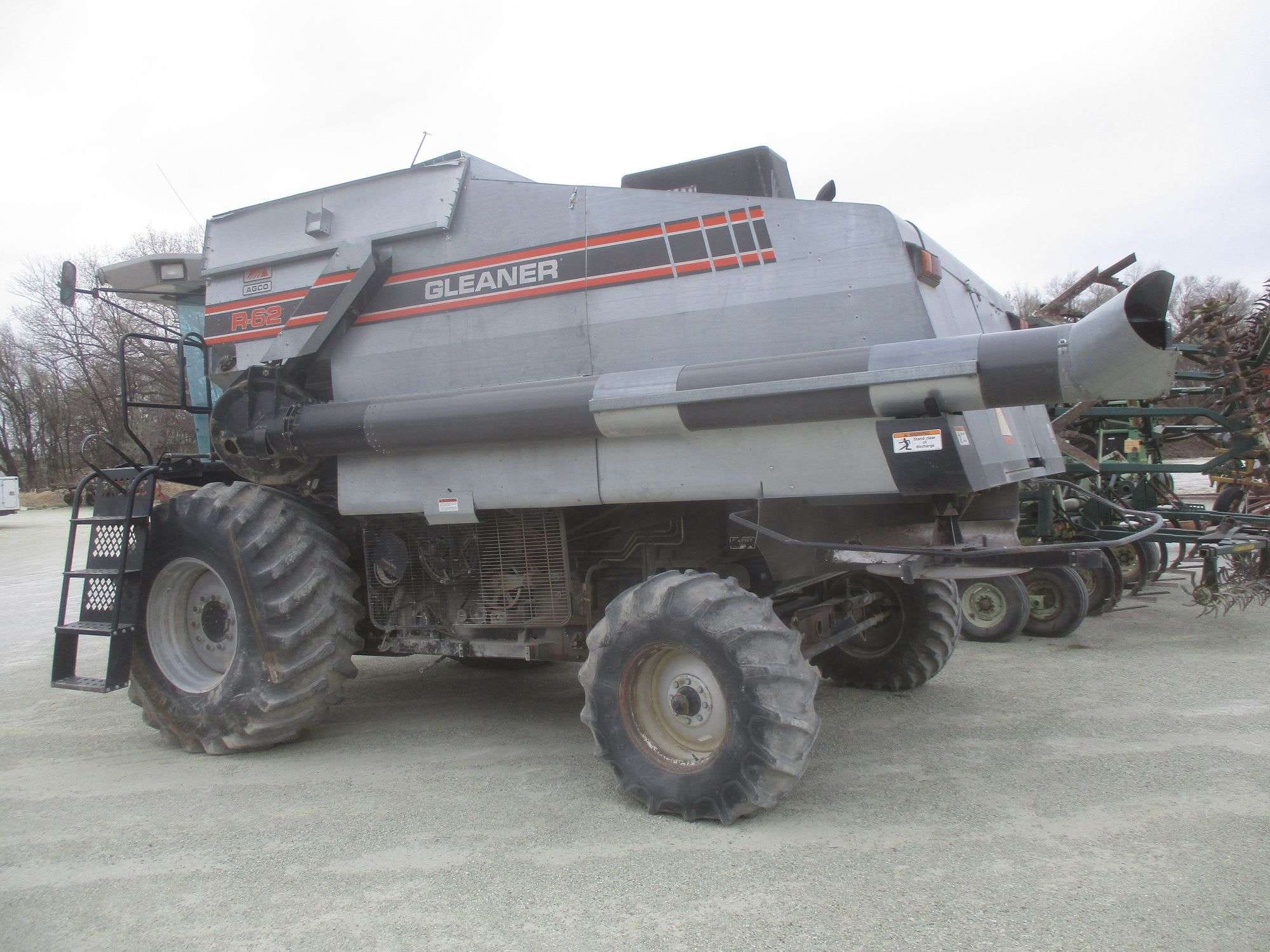 Gleaner R62 Equipment Image0