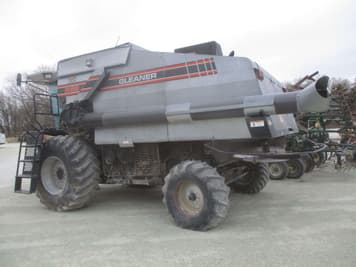 Main image Gleaner R62