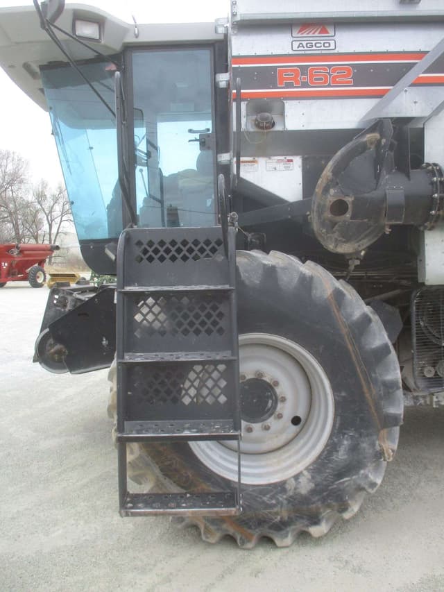 Image of Gleaner R62 equipment image 3