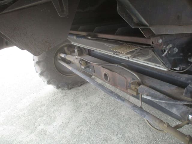 Image of Gleaner R62 equipment image 2