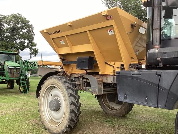 Image of RoGator RG1100 equipment image 3