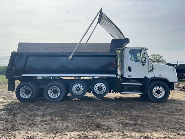 Image of Freightliner 114SD equipment image 4