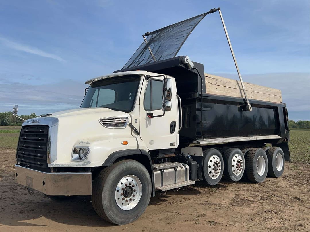Image of Freightliner 114SD Primary image