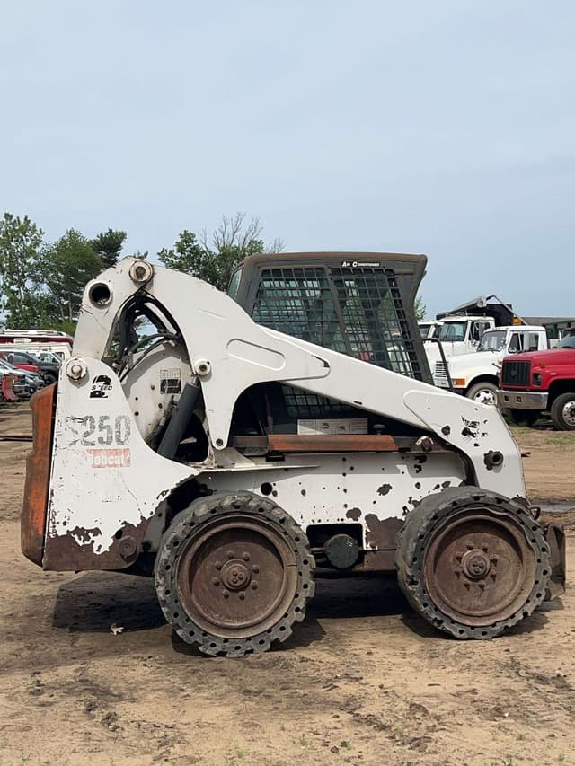 Image of Bobcat S250 equipment image 2