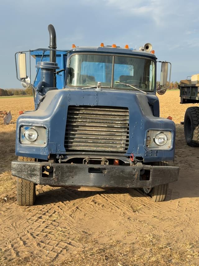 Image of Mack DM equipment image 2